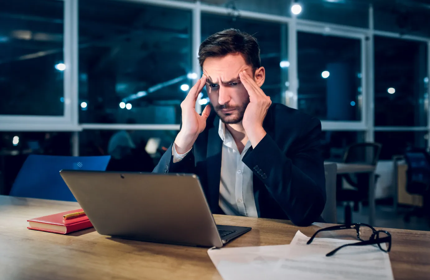 Empresario preocupado por tener un sitio web con problemas
